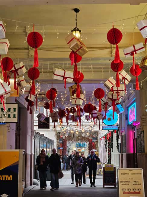 Budapest: Jewish district and street art - Discovering Budapest’s Famous Ruin Bars and Gozsdu Passage