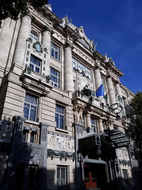 Budapest: Magnificent Andrássy Avenue Tour & Folk Music - Visiting St Stephens Basilica and Its Holy Relic Collection