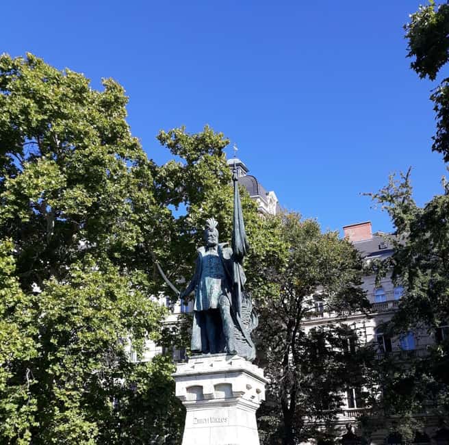 Budapest: Magnificent Andrássy Avenue Tour & Folk Music - Logistics: Meeting Point and Group Options