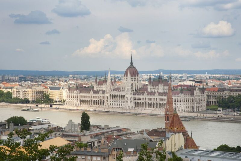 Budapest: Multilingual Highlights Tour - Optional Walk Around the Royal Palace Area