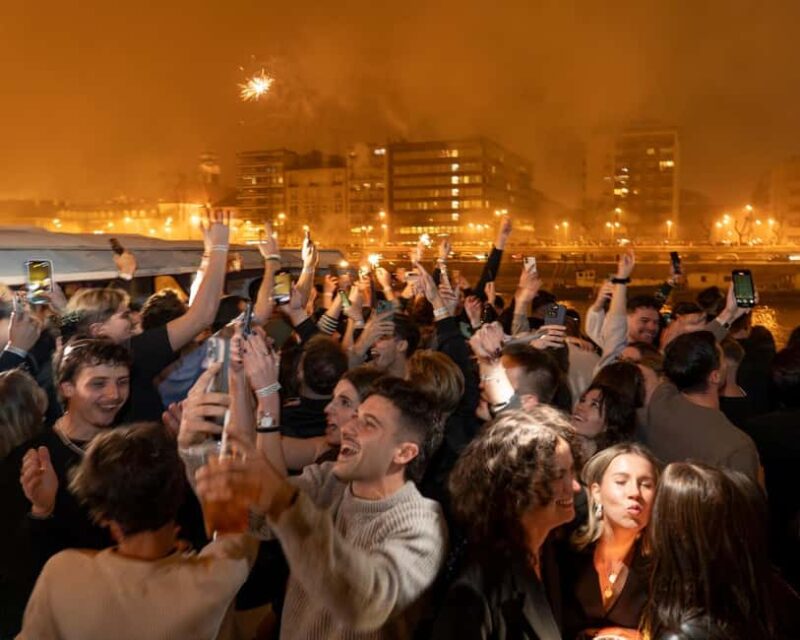 Budapest: New Year's Eve Lotus Boat Party & Cruise - The 2-Hour Danube River Cruise Around Budapest