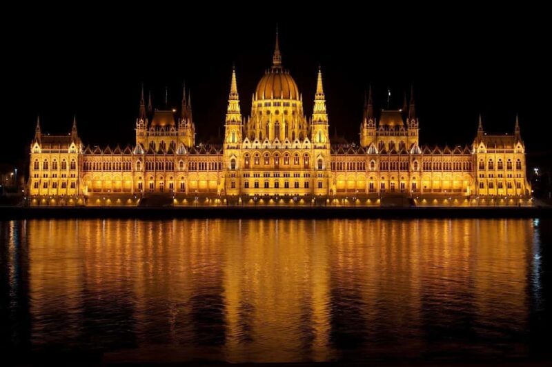 Budapest Night Tour in Spanish and Danube Boat Ride (optional) - Exploring Budapest’s Illuminated Main Sights