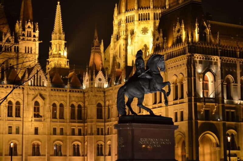 Budapest Night Tour in Spanish and Danube Boat Ride (optional) - Learning About Hungary’s Key Historical Figures
