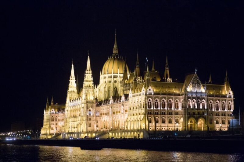 Budapest: Night Walking Tour with Danube River Cruise - Relaxing on the Danube River Cruise