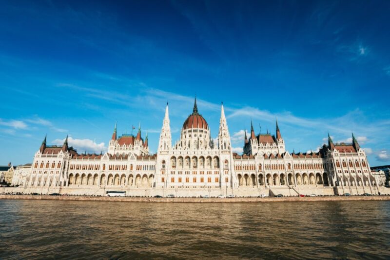 Budapest: Nighttime or Daytime Sightseeing Cruise - Panoramic Views of Gellért Hill and the Royal Palace