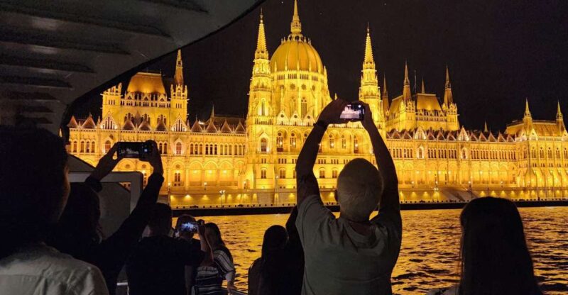 Budapest: Nighttime or Daytime Sightseeing Cruise - Cruise Duration, Timing, and Crowd Levels