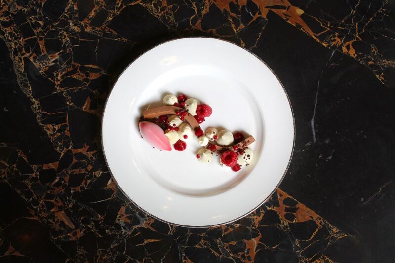 Budapest: Párisi Passage Restaurant 3-Course Menu - The Setting: A Blend of History and Modern Technology