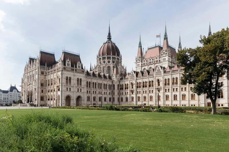 Budapest: Parliament & Its Surroundings Tour with Folk Music - Discover Budapest’s Parliament and Its Enchanting Surroundings