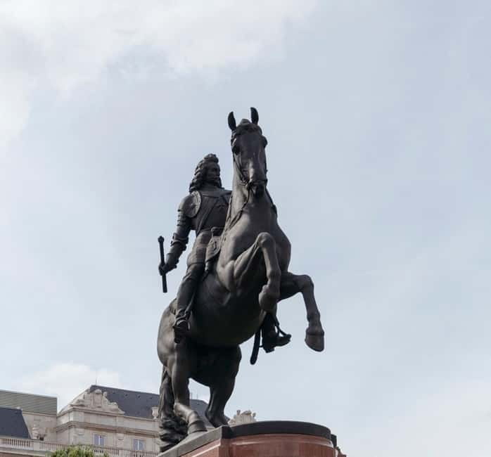 Budapest: Parliament & Its Surroundings Tour with Folk Music - Key Points