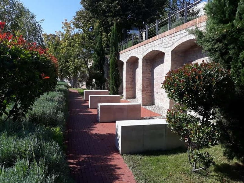 Budapest: Parliament & Its Surroundings Tour with Folk Music - Walking Back through Budapest’s City Life