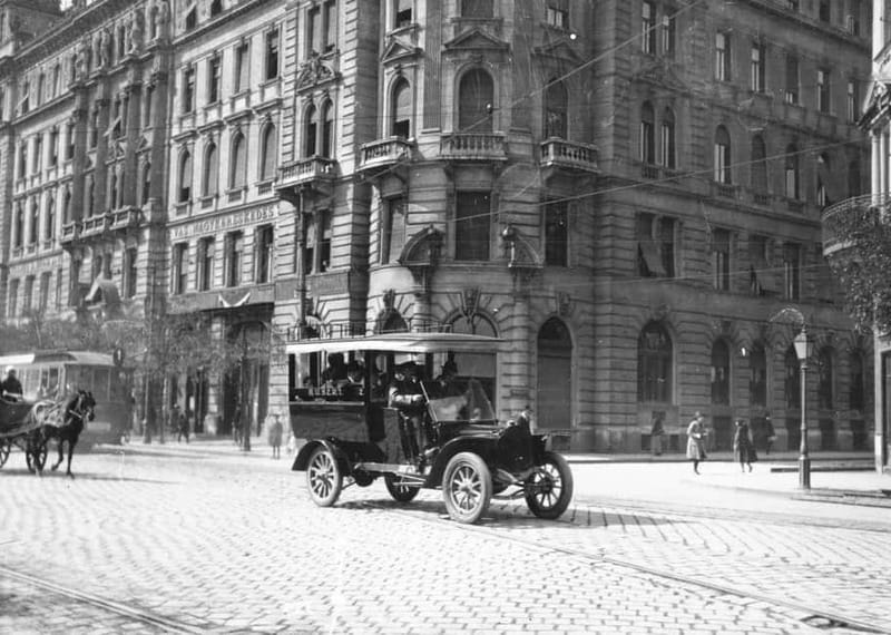 Budapest: Parliament Panorama Cruise with Törley Prosecco - Drinking and Snacking with International Days