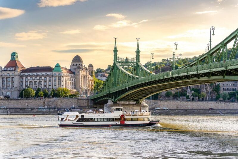 Budapest: Premium Sightseeing Cruise with Tokaj Frizzante - Using the Online Audio Guide