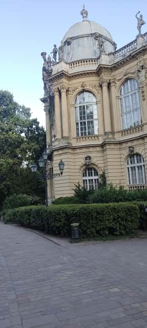 Budapest: Private 3 hours Electric Rickshaw Tour with Coffee - Relaxing Coffee Break at a Local Spot