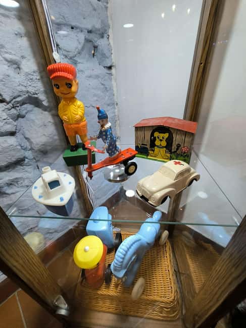 Budapest: Retro Christmas Experience with Snacks - Reliving 70s and 80s Christmas Traditions