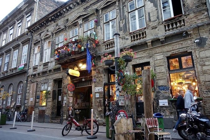 Budapest Ruin Bars Evening Walking Tour with Drinks & Street Food - The Guide’s Role: Friendly, Knowledgeable, and Personal