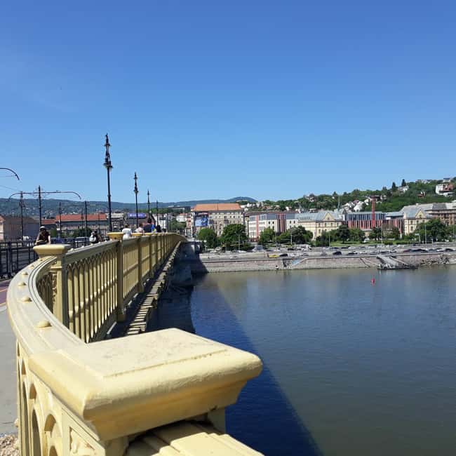 Budapest: Running Guided Tour & Folk Music Performance - Running Along the Danube Embankment and Gellért Hill