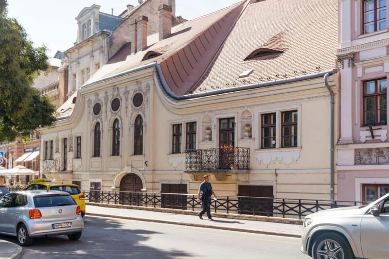 Budapest: Running Guided Tour & Folk Music Performance - Exploring Batthyány Square and Its Sights