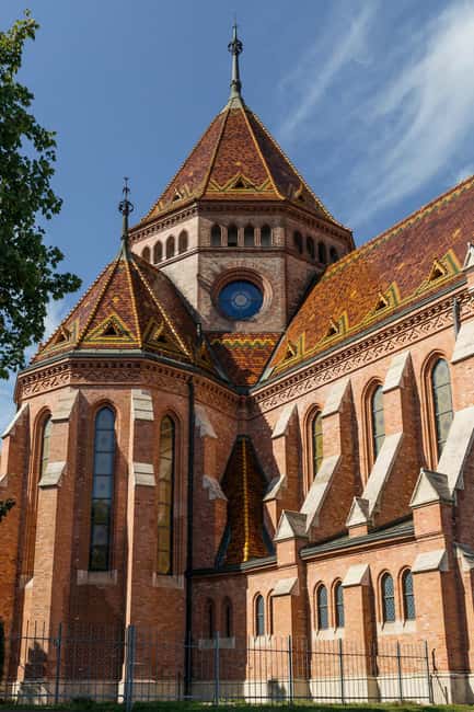 Budapest: Running Guided Tour & Folk Music Performance - Margaret Island and Its Landmarks