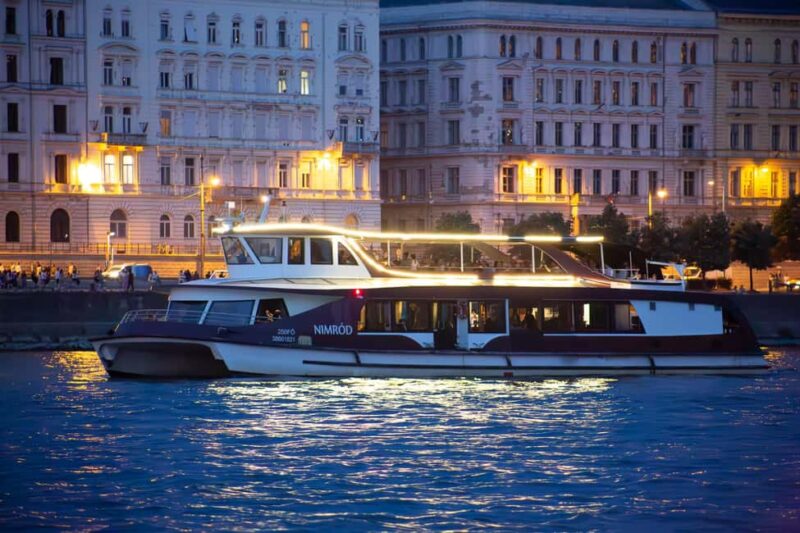 Budapest Sightseeing Cruise with Welcome Drink - Key Points
