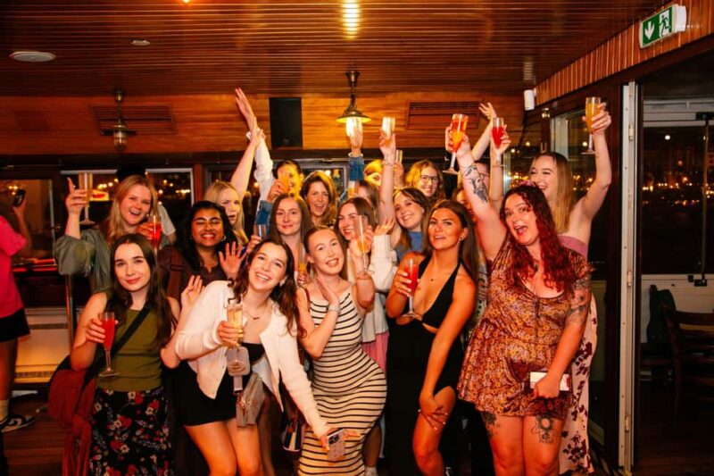 Budapest: Sightseeing River Cruise with Unlimited Cocktails - Budapests Top Sights from the Danube