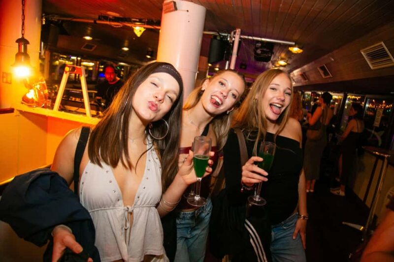 Budapest: Sightseeing River Cruise with Unlimited Cocktails - How the Cruise Combines Relaxation and Celebration