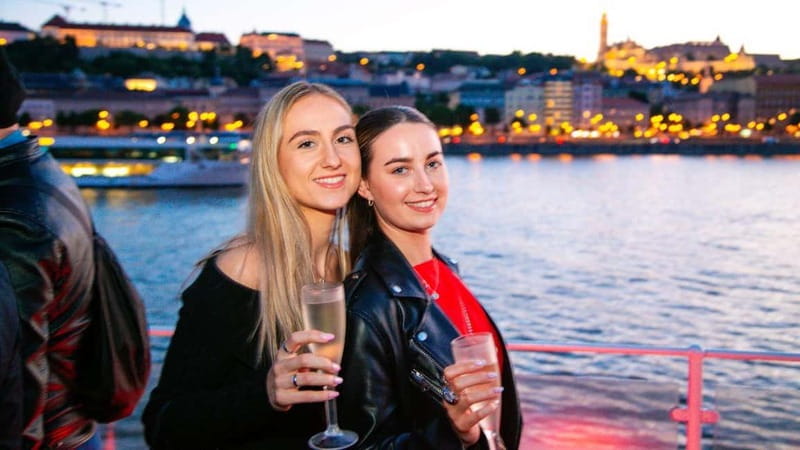 Budapest: Sip and Sail River Cruise with Unlimited Prosecco - The Boat MS Stadt Wien: Spacious and Well-Equipped