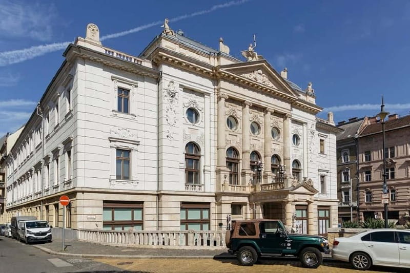 Budapest Thermal Baths Tour & Folk Music Performance - Practical Details: Logistics, Group Size, and Accessibility