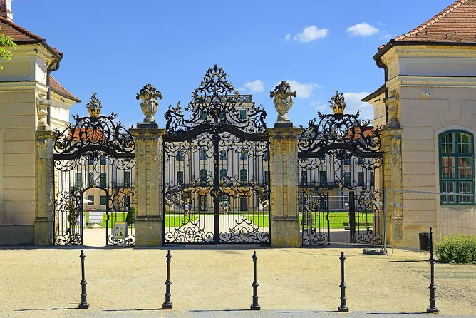 Budapest-Vienna One-Way Sightseeing Transfer - Key Points