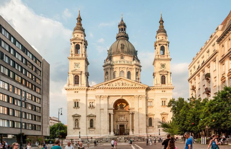 Budapest: Walking Tour in German - Exploring Budapest’s Oldest Districts and Bridges