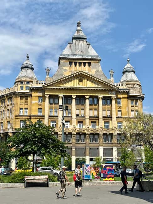Budapest: Walking Tour with Chimney Cake & Polaroid Photos - Discover the Charm of Budapest with a Walking Tour and Sweet Treats