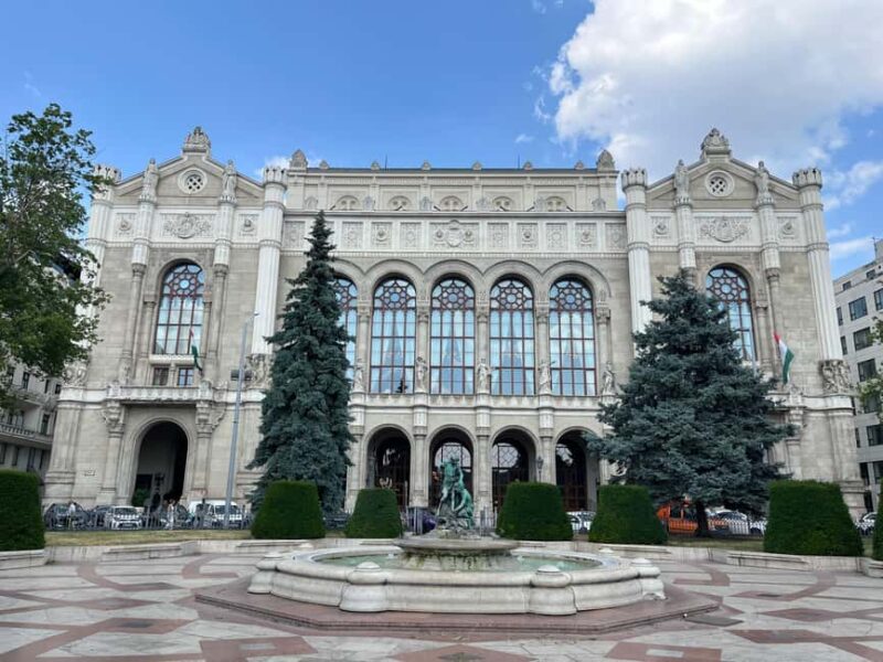 Budapest: Walking Tour with Chimney Cake & Polaroid Photos - Elizabeth Square’s Sights and Queen Elizabeth’s Stories