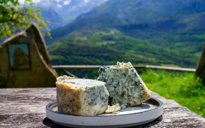 Bulnes: Excursion with funicular and Cabrales cheese cave in the Picos de Europa - The Artisanal Craft of Cabrales Cheese