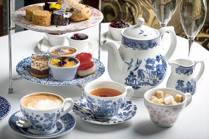 Butchart Gardens and City Private Tour - Enjoying the Iconic Sunken Garden