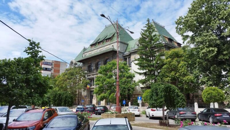 Buzau: Guided walking tour with lunch and wine tasting - Explore Buzau’s Historic Center and Ancient Architecture