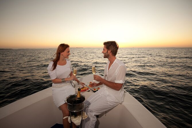 Cabo Arch Sunset Private Yacht Tour plus Dinner and Drinks - Key Points