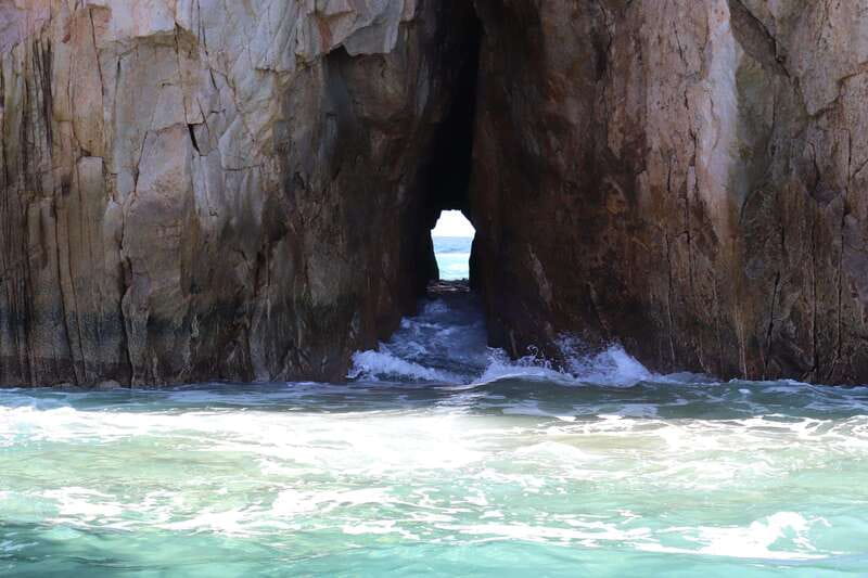 Cabo Encounter with Optional Clear Boat and Lunch - The Guides Role in Enhancing the Experience