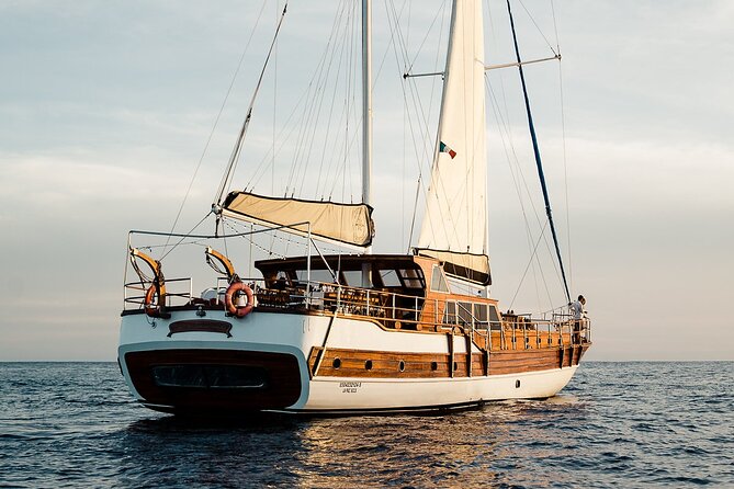 Cabo San Lucas Luxury Sailing Yacht and Dinner with a Chef - On-Board Drinks and Bar Service