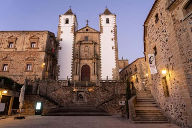 Cáceres: Guided Tour + Entrance to Monuments + Tasting - Exploring the Santa María Square and its Iconic Churches