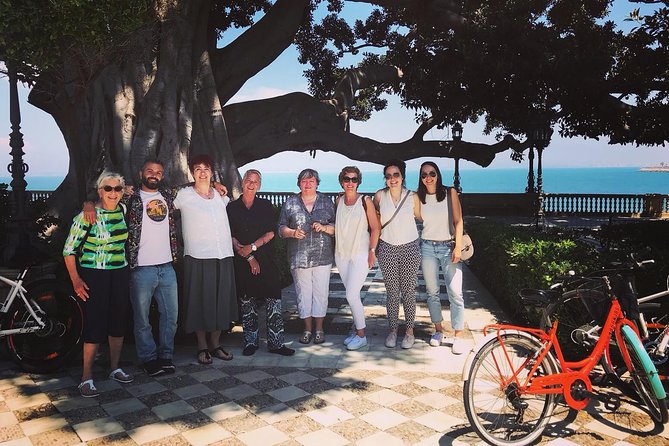 Cádiz 2:30h Bike Tour - Neighborhoods and Beaches with Panoramic Views