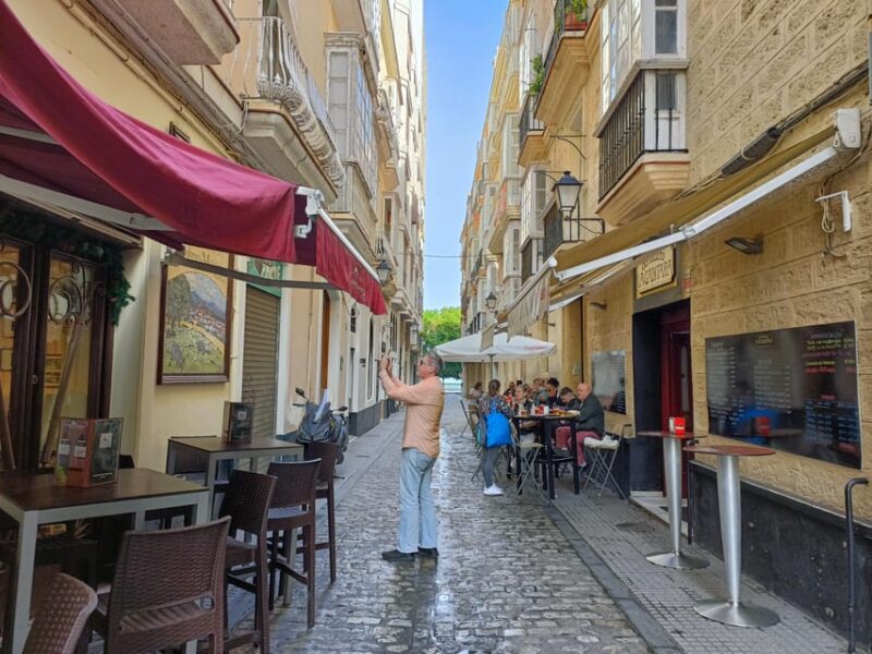Cadiz: Guided Walking Tour with Market Hall Visit - From the Old Town to La Caleta Beach