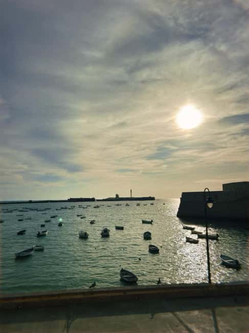 Cádiz: Walking Tour with Tapas and Drinks - Key Points