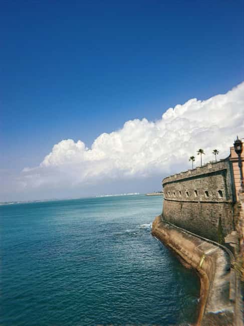 Cádiz: Walking Tour with Tapas and Drinks - Visiting the Castle of Santa Catalina and Castillo de San Sebastián