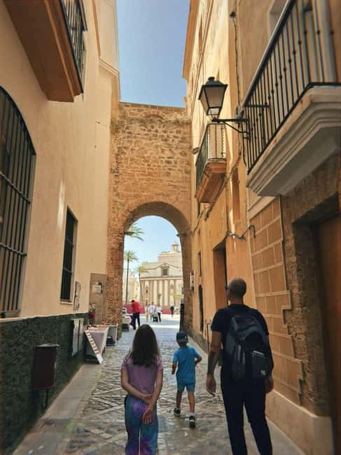 Cádiz: Walking Tour with Tapas and Drinks - Exploring Cádiz Cathedral and Roman Theater