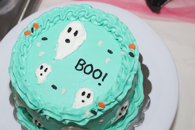 Cake Decorating in Houston - Breaks and Socializing in the Class