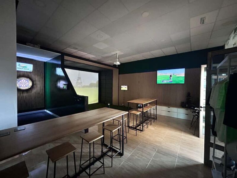 Caleta: Golf Simulator Experience with Drinks - Key Points
