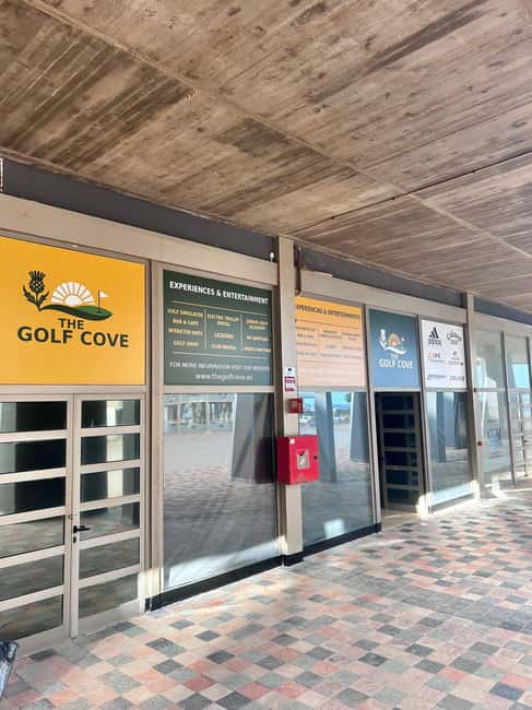 Caleta: Golf Simulator Experience with Drinks - Wide Range of Courses and Practice Options