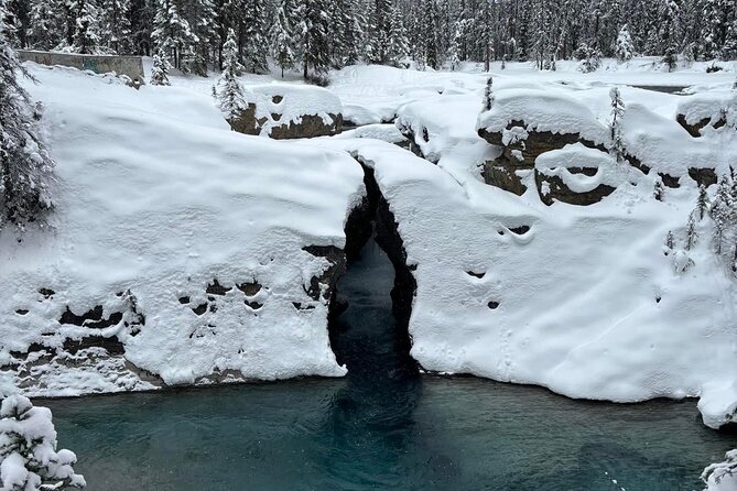 Calgary to Louise, Moraine, Emerald Lake and Johnston Canyon Tour - Lake Louise and Its Iconic Beauty