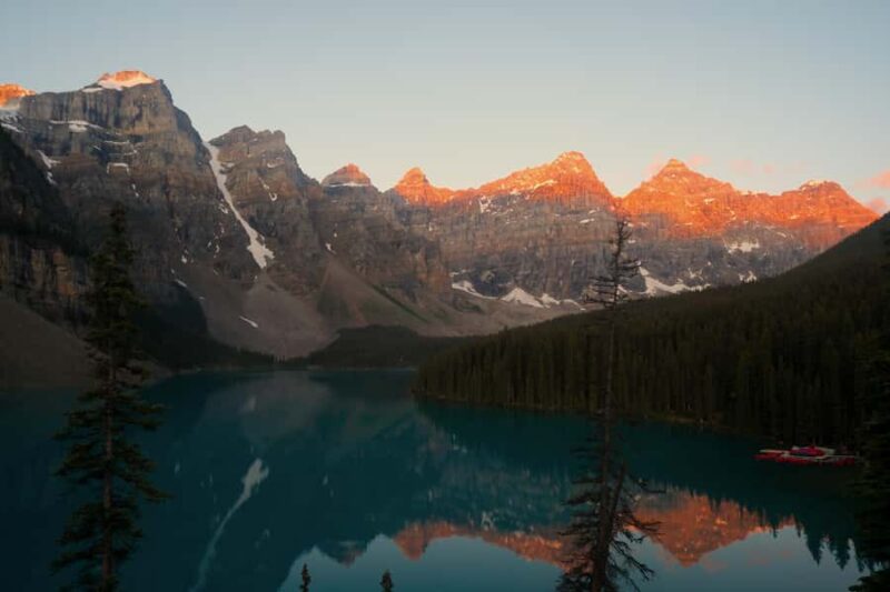 Calgary:Moraine Lake Sunrise & Lake Louise & Wildlife Safari - Return Journey with Scenic Views and Photos