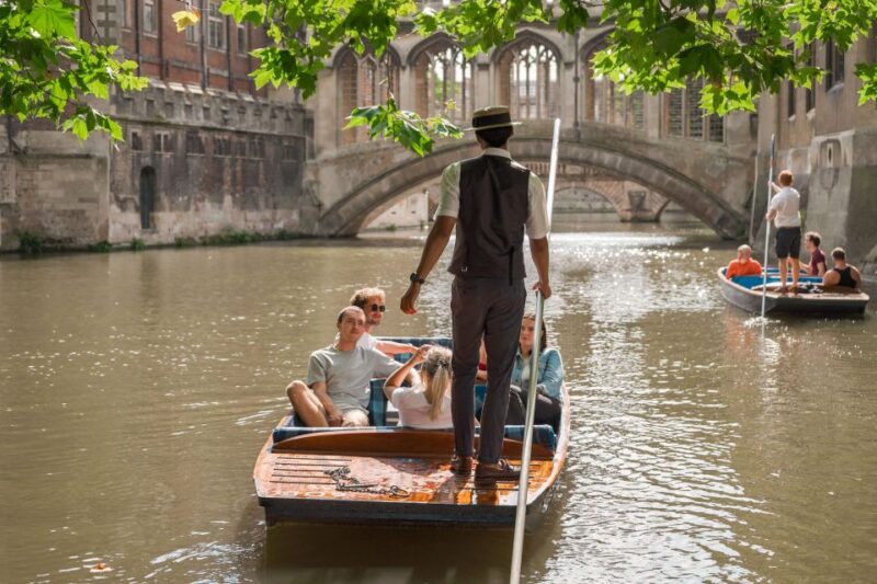 Cambridge: Guided Shared River Punting Tour - Enjoying the Views of Kings College Chapel and Clare College Gardens
