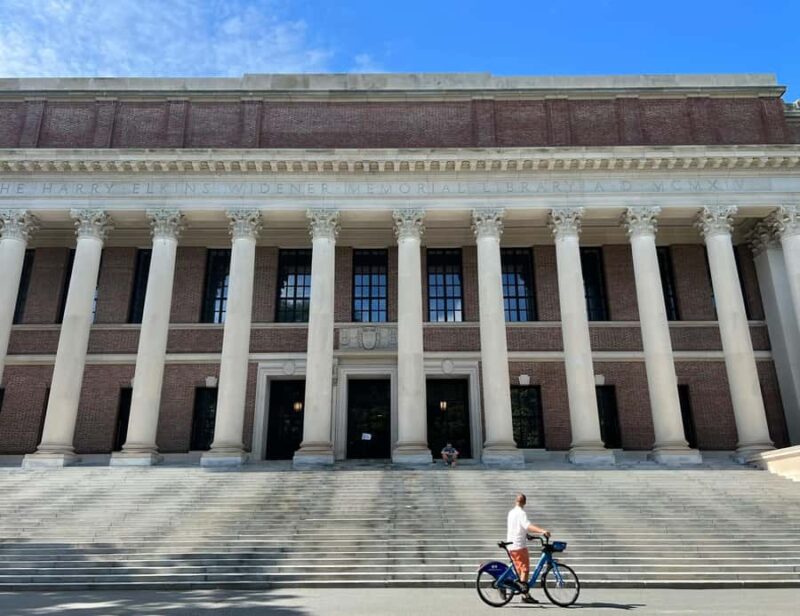 Cambridge: Harvard University Walking Tour with T-Shirt - The Legend of John Harvard and the Famous Statue